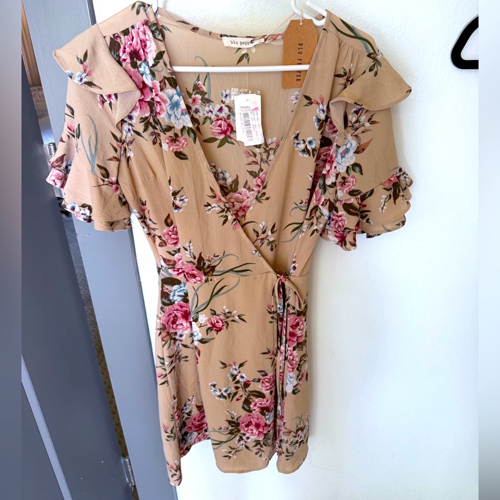 NWT Blue Pepper Spring floral wrap dress. Size small